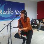 Anaëlle dans les studios de Vag'FM